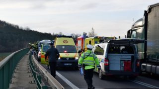 Školní autobus se u&nbsp;Nové Vsi srazil s&nbsp;nákladním autem. Učitelka nepřežila