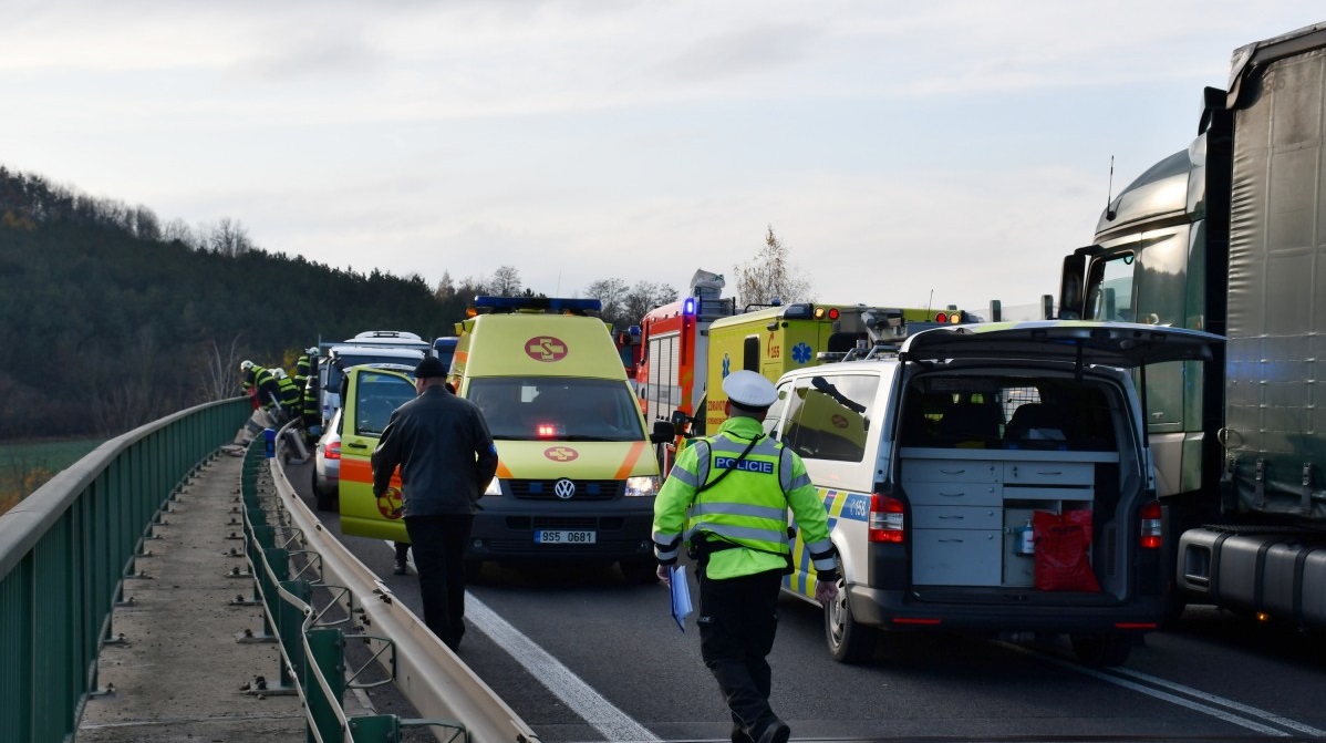 Školní autobus se u Nové Vsi srazil s nákladním autem. Učitelka nepřežila