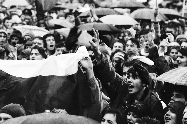 Průzkum: Češi se 30 let od pádu železné opony bojí o demokracii