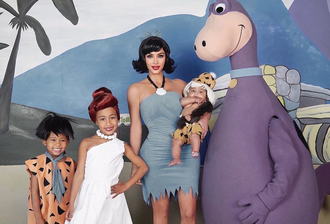 Kim Kardashian proměnila rodinu ve Flinstoneovi. Fanoušci se baví trapasem ve Photoshopu