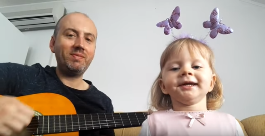 Čtyřletá holčička dojímá internet: S tátou nazpívala roztomilý duet