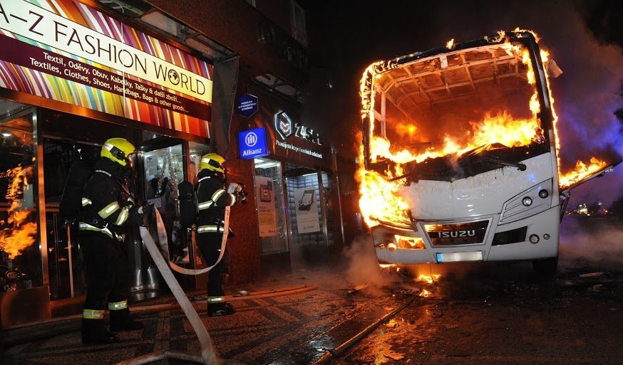 V centru Prahy shořel autobus! Nikomu se naštěstí nic nestalo