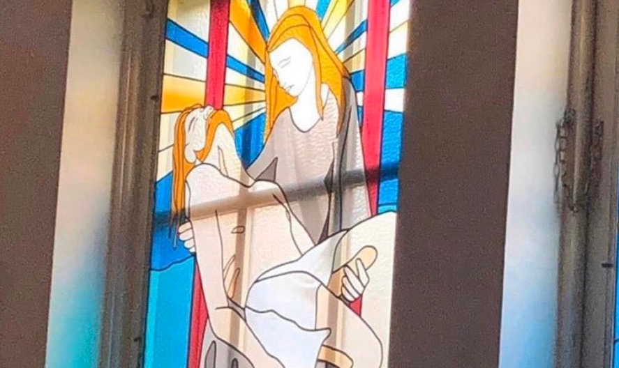 Ženu v&nbsp;kostele pohoršila zrádná vitráž: Scéna z&nbsp;Bible vypadala jako něco docela jiného
