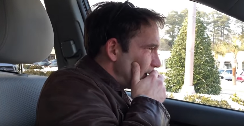 Tenhle muž trpí stejnou nemocí jako Joker. Jak se žije s&nbsp;patologickým smíchem?