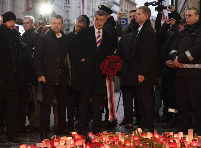 Babiš na Národní položil květiny a zapálil svíčku. Lidé pískali a skandovali