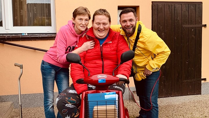 VIDEO: Splněná vánoční přání Frekvence 1. Ireně jsme přivezli elektrický invalidní vozík pro&nbsp;syna!