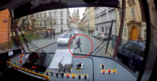 Pražský tramvaják zachránil ztraceného chlapce! Zastavil a&nbsp;zavezl ho k&nbsp;rodičům