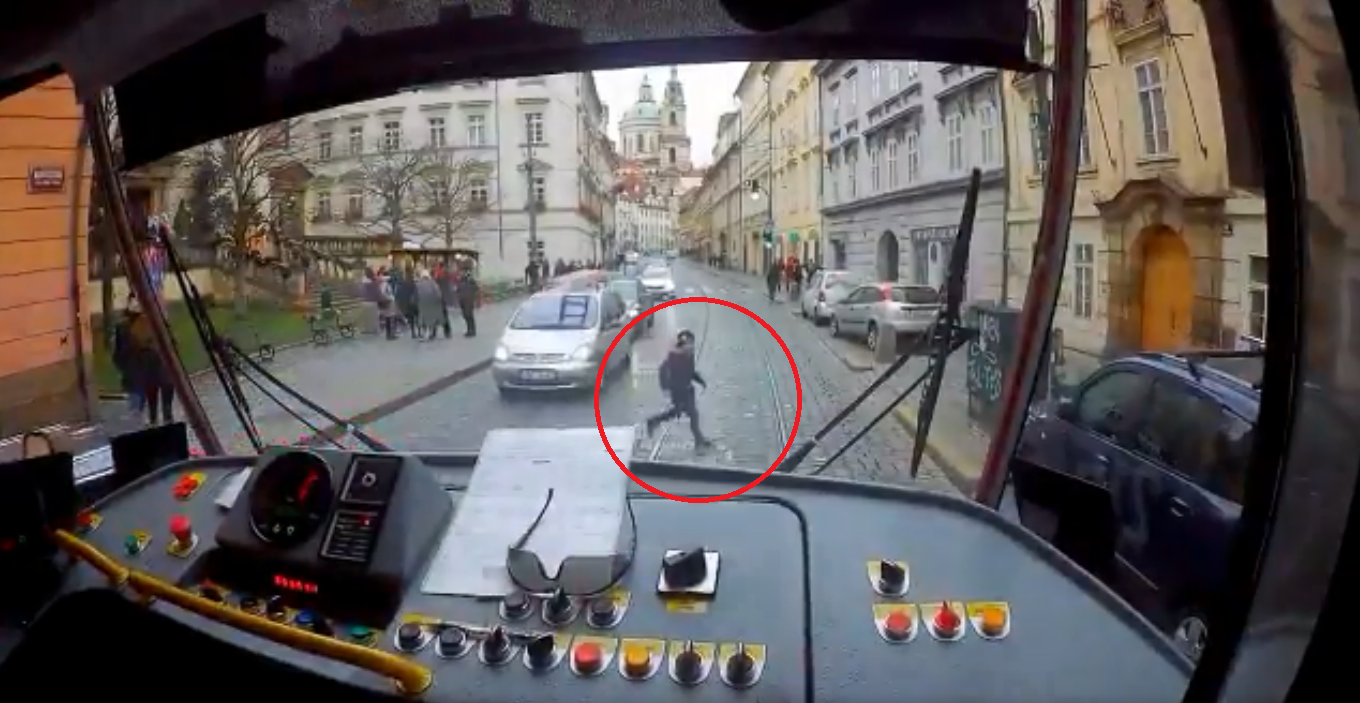 Pražský tramvaják zachránil ztraceného chlapce! Zastavil a&nbsp;zavezl ho k&nbsp;rodičům