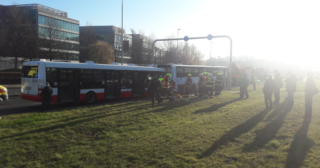 Na Chodově se srazily dva autobusy: 16&nbsp;lidí utrpělo zranění, polovina byly děti