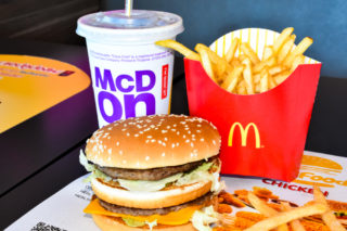 Jak se v&nbsp;McDonaldu najíst jen jednou rukou? Lidi rozděluje podivný trik