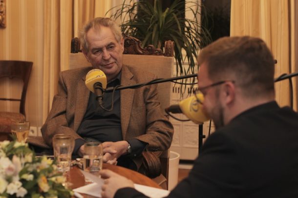 Miloš Zeman: Policistovi, který vytáhl 10&nbsp;lidí z&nbsp;ohně s&nbsp;nasazením života, udělím medaili za hrdinství