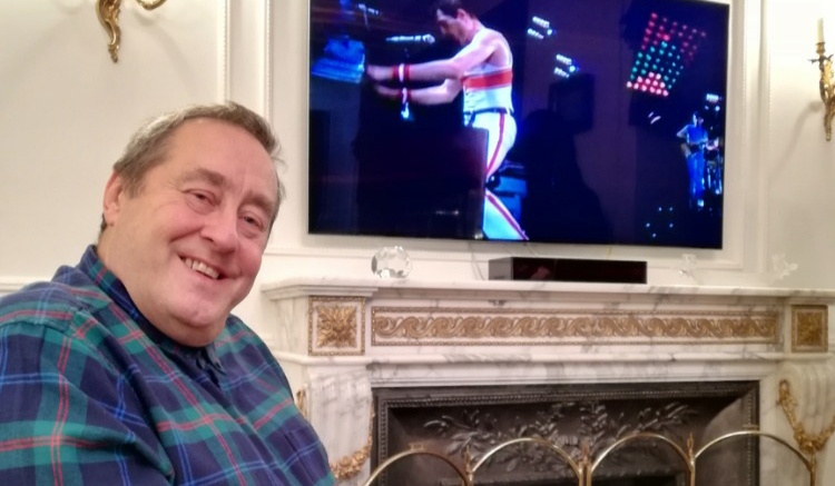 Bývalý komorník Freddieho Mercuryho odstartoval v Moskvě turné se světovou talk show