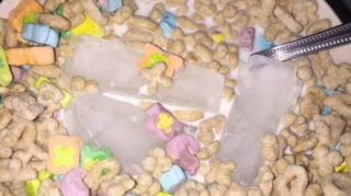 Čím dál více lidí si do cereálií přidává kostky ledu. Podivný trend začal hudebník z&nbsp;Kiss
