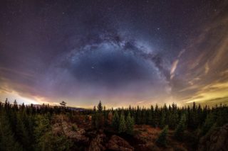 Nejlepší astrofotkou se stal snímek dvou galaxií. Jaký je jeho příběh?