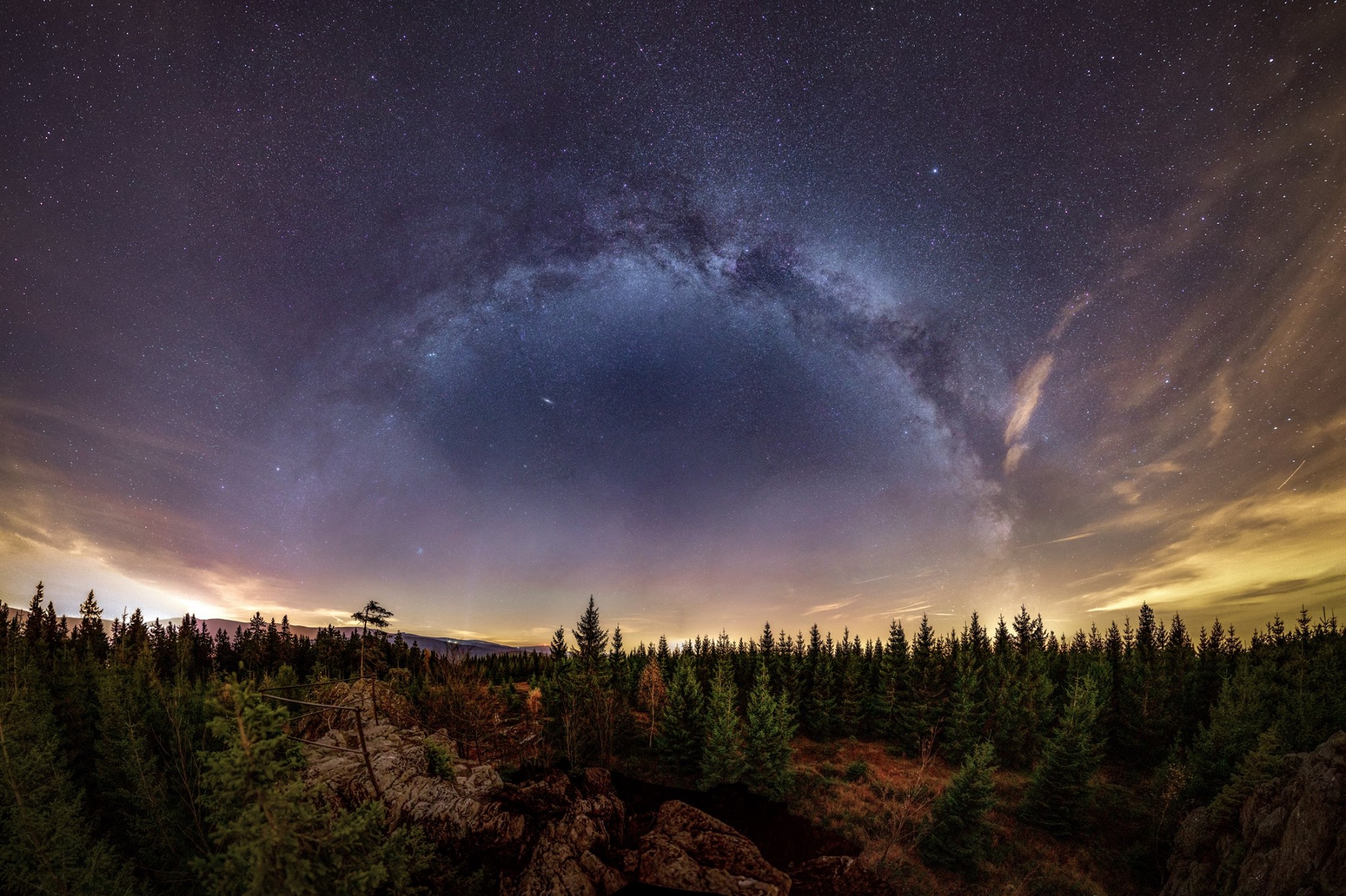 Nejlepší astrofotkou se stal snímek dvou galaxií. Jaký je jeho příběh?