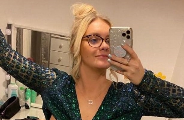 Žena si objednala šaty na party z internetu. Jejich střih ji dostal do kolen