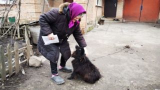 Seniorka si stěžovala, že nevyjde s&nbsp;důchodem. Poslanec jí poradil, ať prodá psa