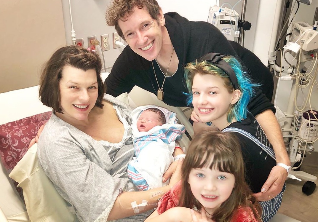 Herečka Milla Jovovich přivítala na&nbsp;světě své třetí dítě. Snímek sestry sdílela starší Ever