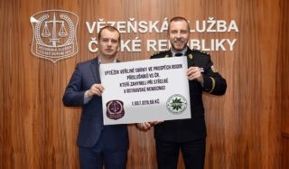 Krásné gesto! Lidé poslali rodinám dvou zastřelených dozorců 1,66 milionu korun