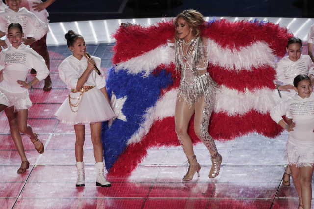 Dcera zpívá lépe, než maminka? Fanoušci J-Lo se po Super Bowlu zamilovali do malé Emme