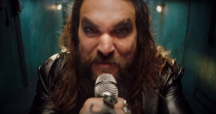 Jason Momoa si ve videoklipu zahrál Ozzyho Osbourna. Aquamana inspiroval metal, tvrdí