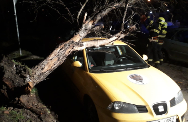 Českem se prohnal vítr o rychlosti až 180 km/h. Přerušil dopravu i dodávky proudu
