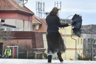VÝSTRAHA: Česko se druhý den potýká se silným větrem, foukat bude do večera
