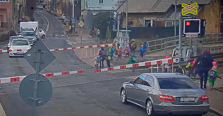 Ženy, které převáděly děti přes koleje, nespáchaly trestný čin