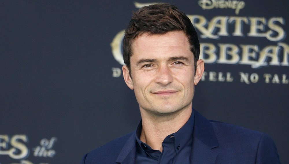 Zase to udělal. Orlando Bloom se během koupání v&nbsp;Čechách svlékl úplně donaha
