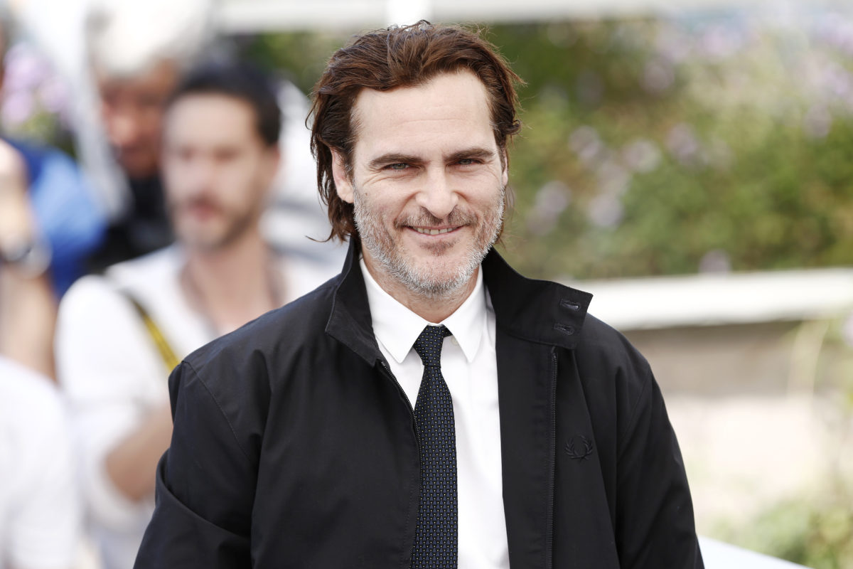 Herec Joaquin Phoenix protestoval v&nbsp;Londýně proti velkochovům. Buďte vegani, nabádá