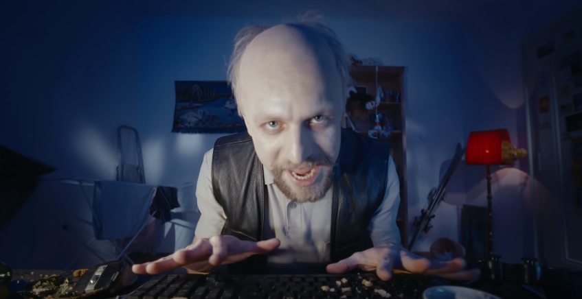 Tomáš Klus si v&nbsp;nové písni zahrál na&nbsp;sexuálního predátora: Je doma máma?
