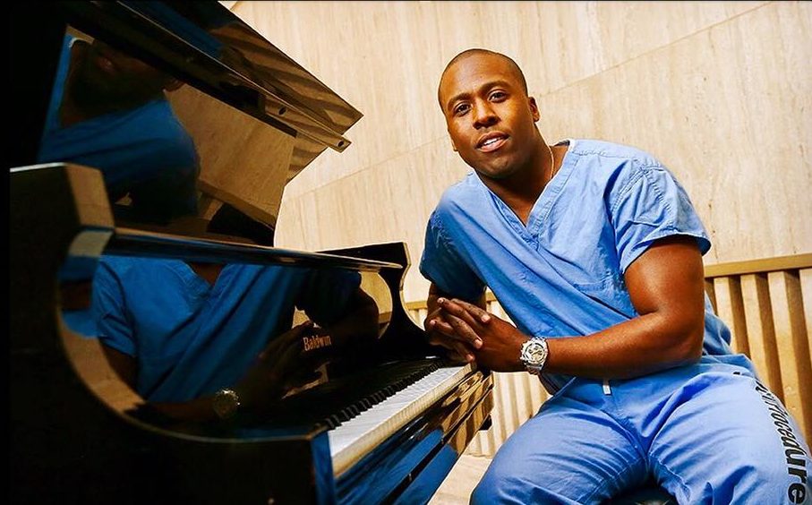 Lékař zazpíval píseň Imagine Johna Lennona. Z&nbsp;videa je světový hit