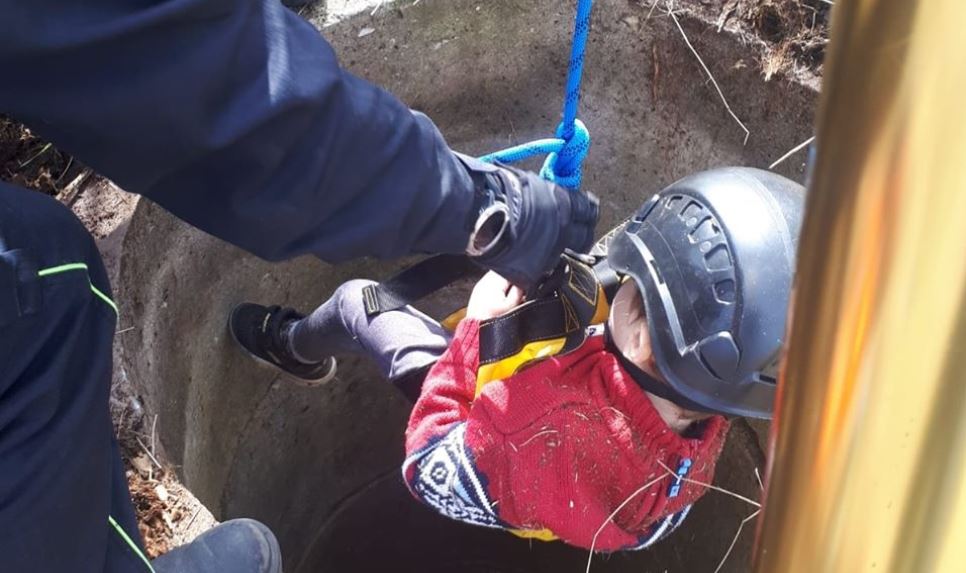 Hasiči na Šumpersku zachránili chlapečka z pětimetrové studny