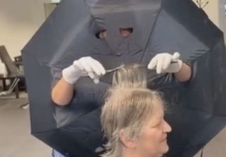 Kadeřnice si ochrannou pomůcku vyrobila z&nbsp;deštníku. Video z&nbsp;Nizozemska obletělo svět