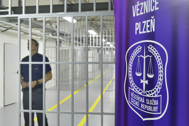 Kvůli koronaviru panuje ve věznicích zákaz návštěv. Vězni mohou alespoň déle telefonovat