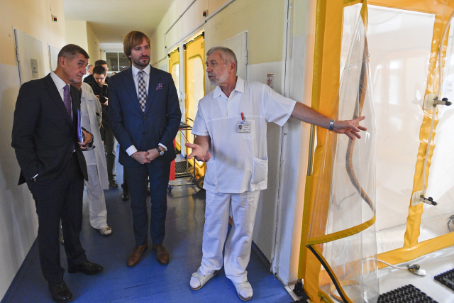Profesor Jiří Beneš z Nemocnice Na Bulovce: Lidé panikaří a nechávají se testovat, když jsou v inkubační době. To je zbytečné