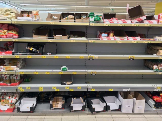 Koronavirus: Hon na nepřítele, supermarkety brané útokem