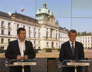 Vláda vyhlásila na&nbsp;30 dnů nouzový stav na&nbsp;celém území ČR. Zavřou se i&nbsp;restaurace