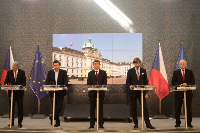 Vláda schválila kurzarbeit, stát poskytne dva příspěvky na&nbsp;mzdy