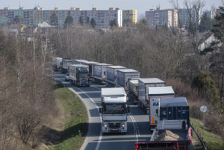 Kolona kamionů z&nbsp;přechodu Náchod se protáhla až do Hradce Králové