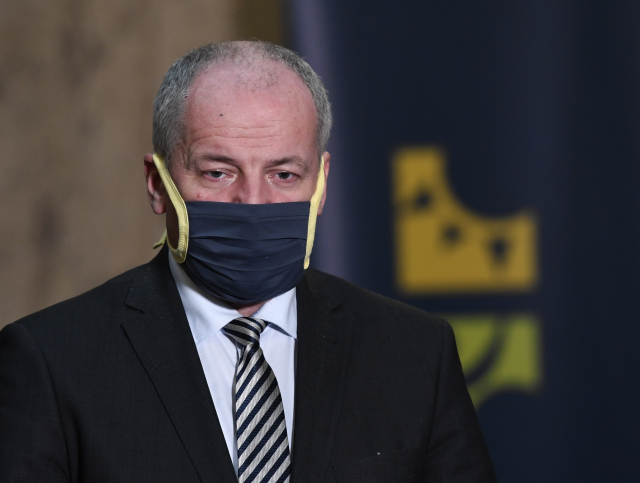 Prymula a&nbsp;Faltýnek porušili vládní nařízení. Sešli se v&nbsp;uzavřené restauraci bez roušek, opozice požaduje rezignaci