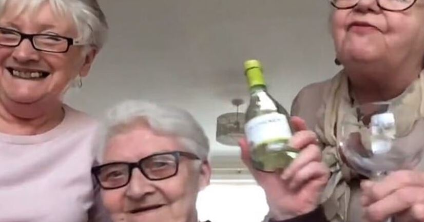 Tři babičky se na&nbsp;dobu karantény sestěhovaly do jednoho bytu. Popíjejí víno a&nbsp;sledují seriály