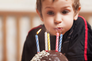 Maminka chce změnit narozeniny svého syna. Pravé datum jí prý nevyhovuje