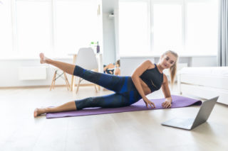 Zavřené posilovny nevadí. Češi v&nbsp;době karantény cvičí podle lekcí na&nbsp;sociálních sítích