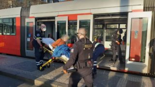 Muž si v&nbsp;pražské tramvaji odmítl zakrýt ústa, na&nbsp;řidiče vytáhl nůž. Přivolaní policisté ho střelili do nohy