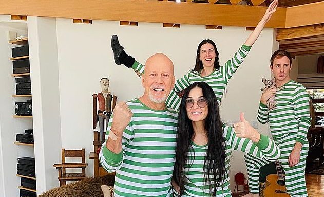 Exmanželé Bruce Willis a&nbsp;Demi Moore tráví karanténu spolu. Zveřejnili fotku v&nbsp;pyžamech