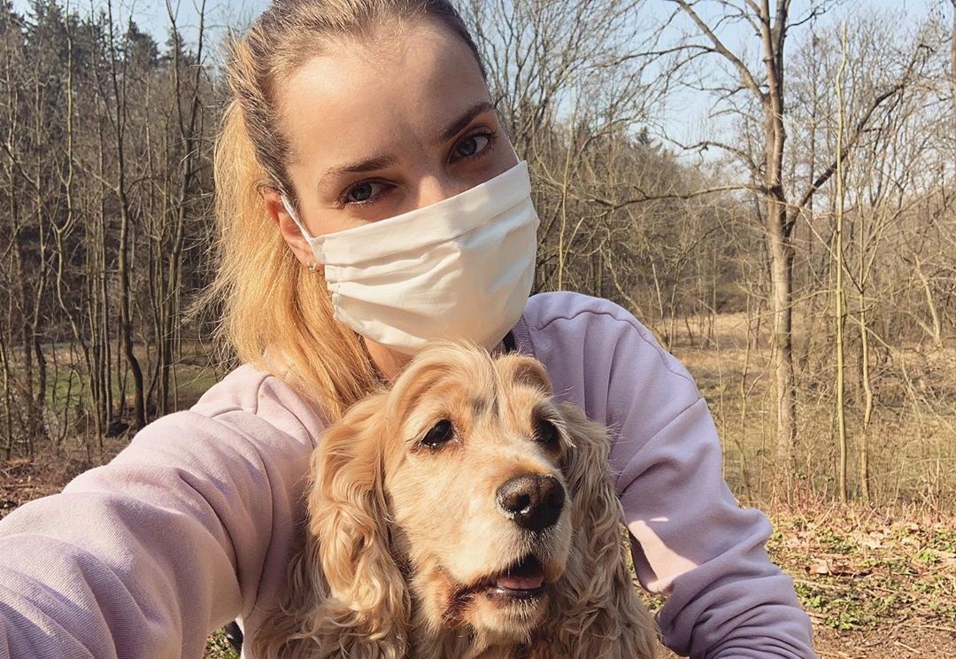 Česká topmodelka v&nbsp;karanténě nezahálí. Denisa Dvořáková natočila video, jak správně cvičit