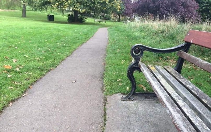 Žena sdílela foto z&nbsp;venčení psího miláčka. Malého mopse nikdo nemůže najít