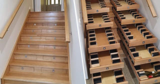 Muž si předělal schodiště na&nbsp;vinný sklípek. Pojme až 156 lahví