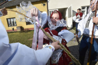 Kvůli koronaviru mohou koledníci na&nbsp;pomlázku zapomenout